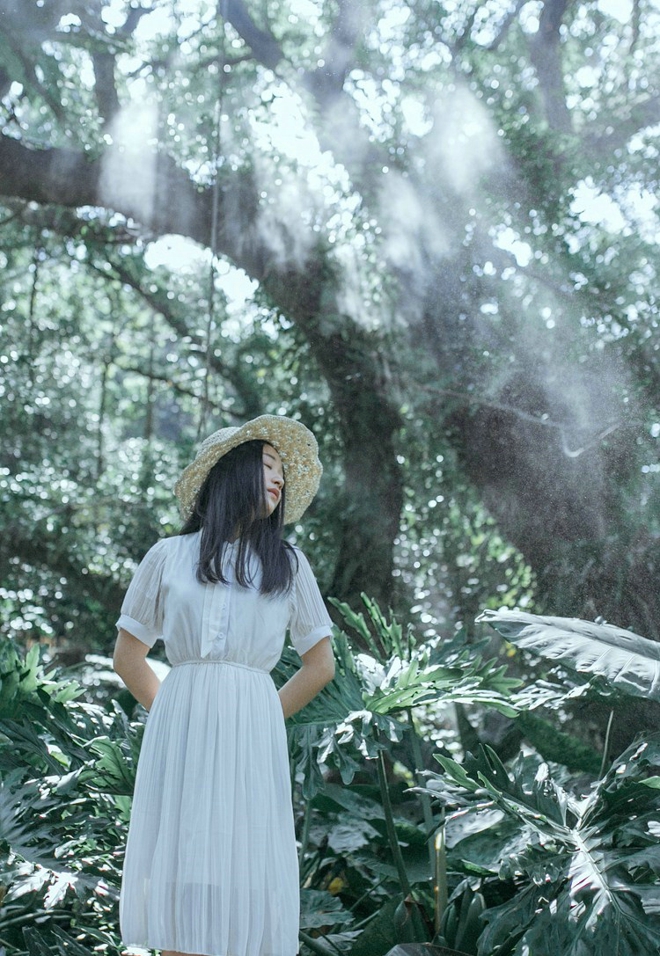 清纯稚嫩樱桃小嘴清秀美女森林清新写真