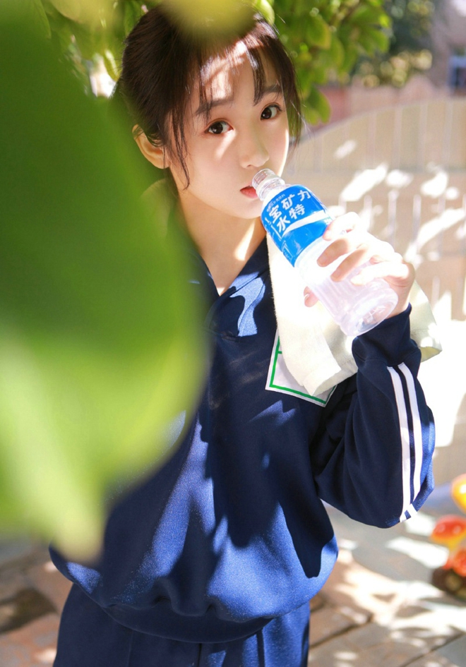 可爱娇巧妹子美眸无辜养眼写真