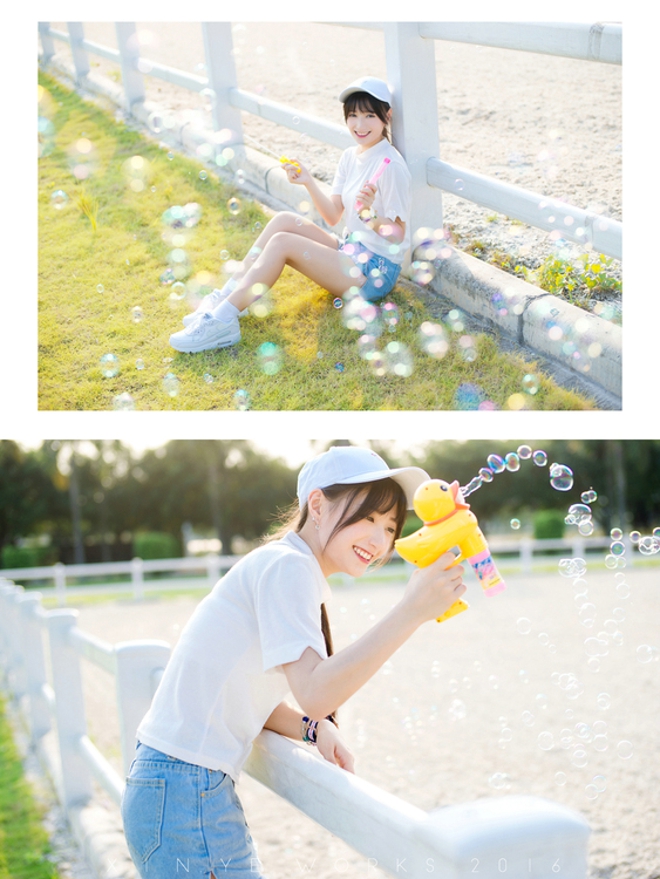 坐在草坪上吹泡泡清纯美女阳光气质写真照片