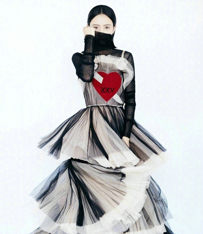 佟丽娅出席某活动纯白色礼服洁白无瑕写真