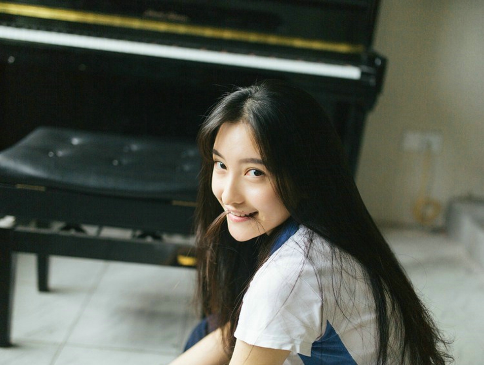 清纯调皮校园美女毕业鬼脸搞怪照