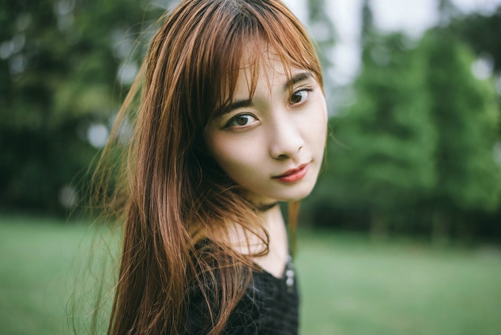 清纯靓丽时尚长发清新美女户外草地俏皮艺术照