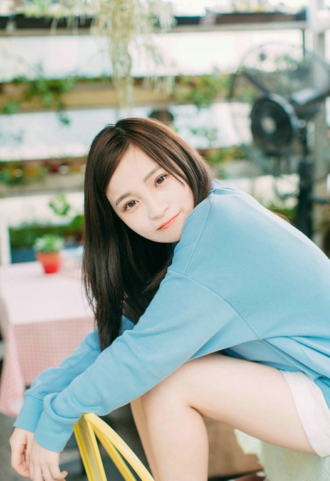 清纯阳光甜美美女悠闲自在生活写真图