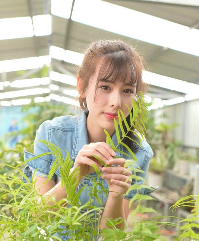 大棚清纯优雅娇嫩牛仔衫女孩