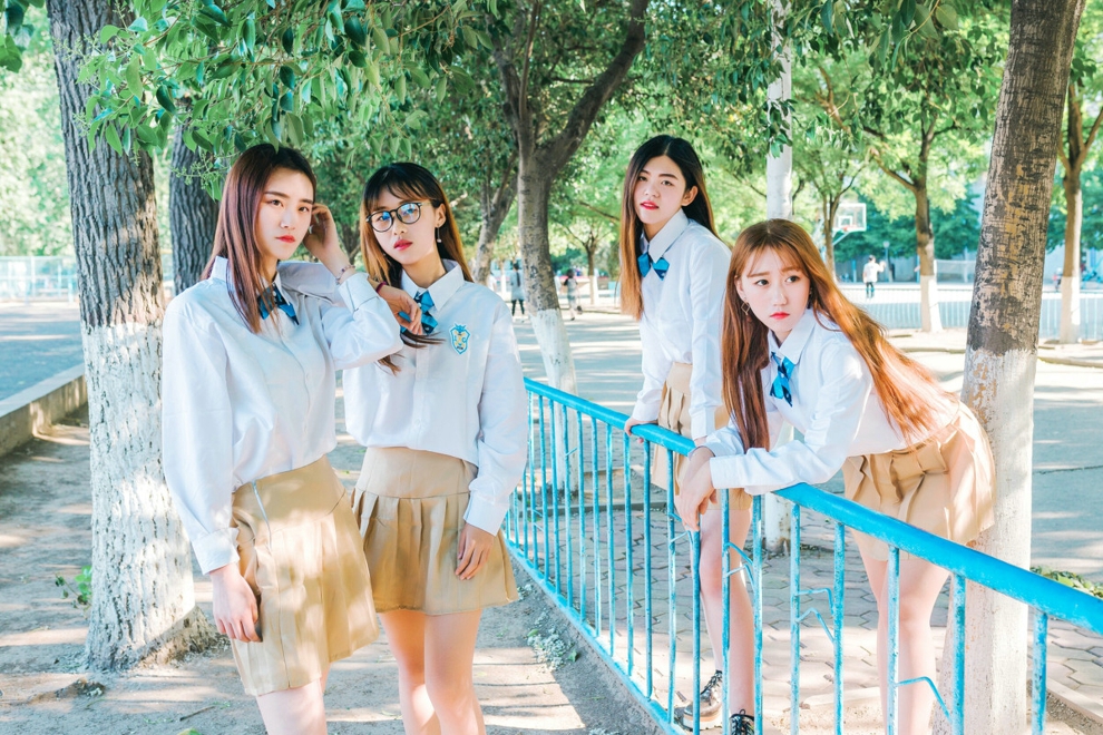 阳光清纯大学长腿美女毕业写真