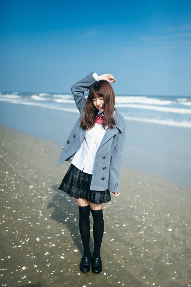 清纯温婉可人校服美女清纯甜美沙滩写真
