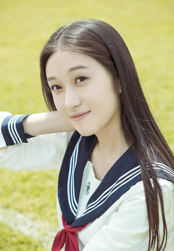 长发美女甜甜的微笑教室文艺写真