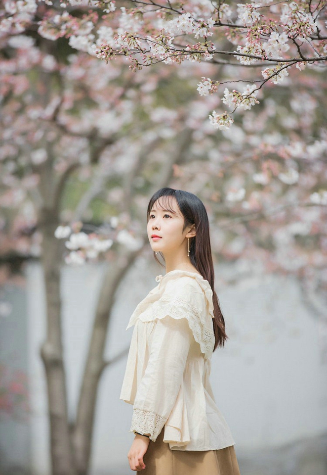 樱花树下肤光胜雪纯净美眉
