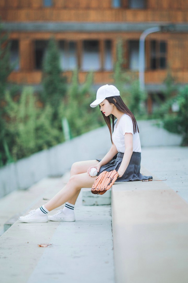 清纯长发红唇美女棒球场清新俏皮写真