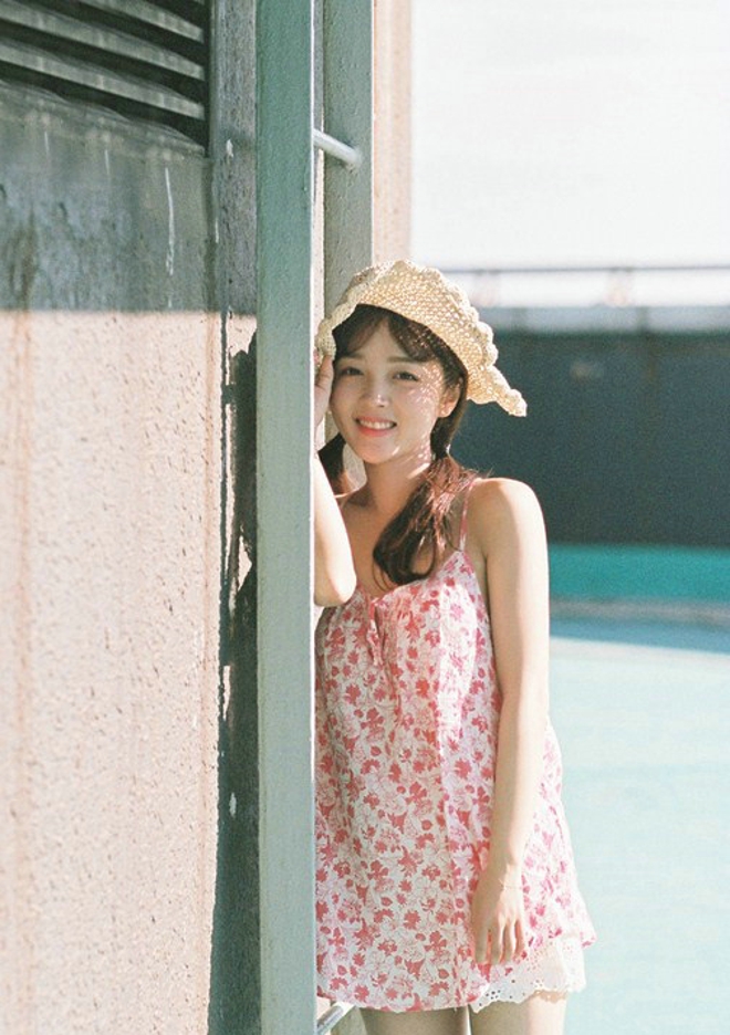 白嫩清纯美艳少妇碎花连身裙性感写真套图