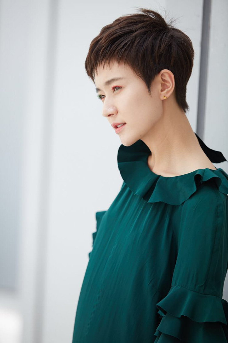 女星焦俊艳霸气中性写真照片