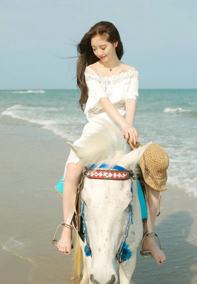 海滩上的白嫩如玉清纯少女