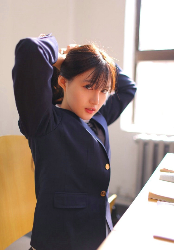 清纯甜美文静可人校服姑娘写真
