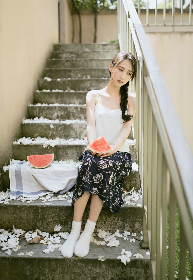 清纯素颜马尾辫美女清凉夏日户外吃西瓜田园街拍写真