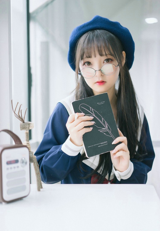 娇嫩萌态十足戴眼镜的小萝莉写真