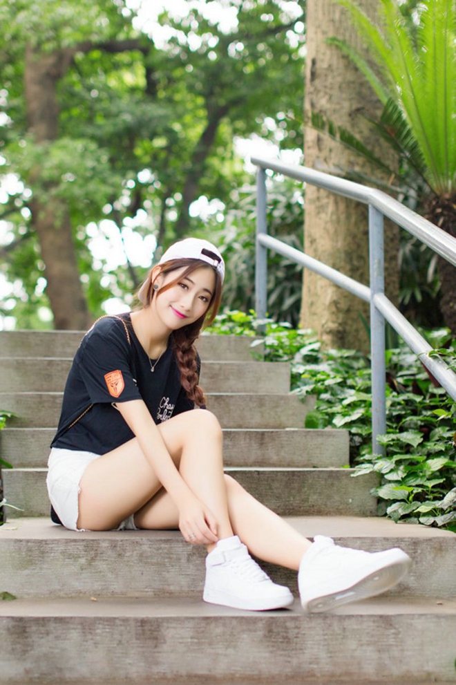 少女气息满满清纯稚嫩户外美女鬼马顽皮自拍照