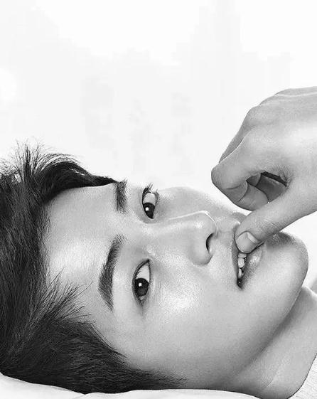 看这眼睛，不仅撩人，还给照片加戏!