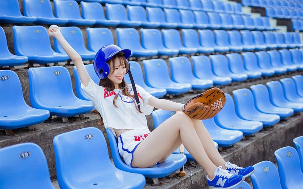 明眸皓齿阳光下清纯棒球少女