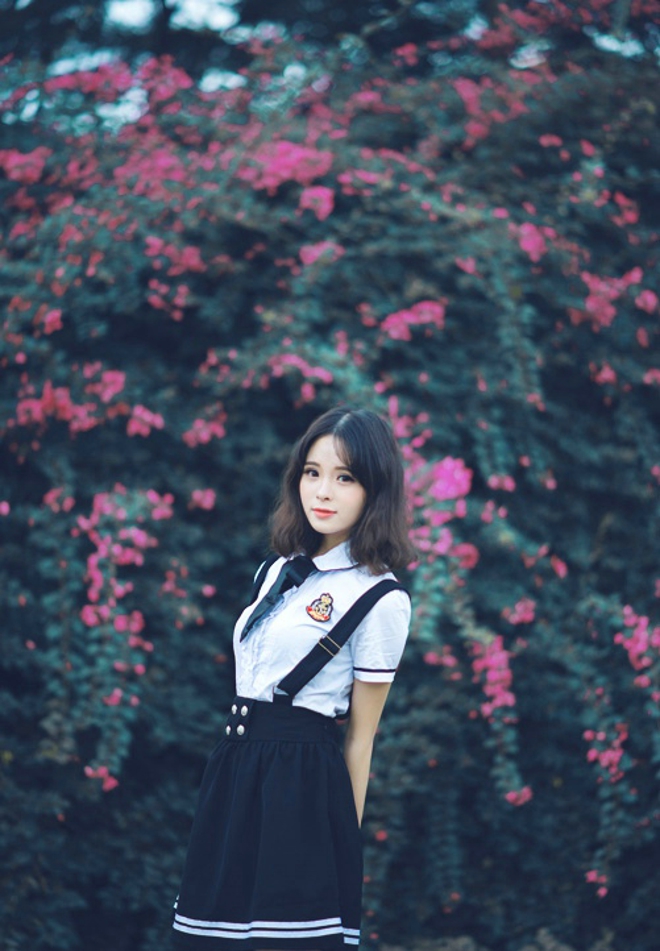 笑容甜美动人可爱阳光清纯美女天台长裙俏皮写真