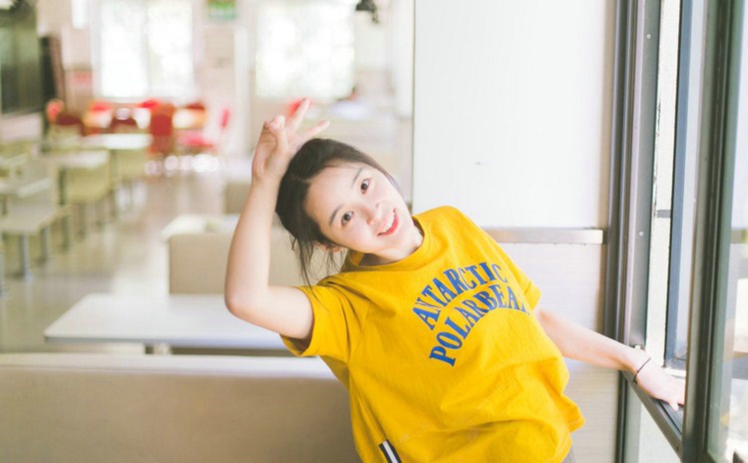 夏季美女外出游玩甜美户外俏皮唯美街拍