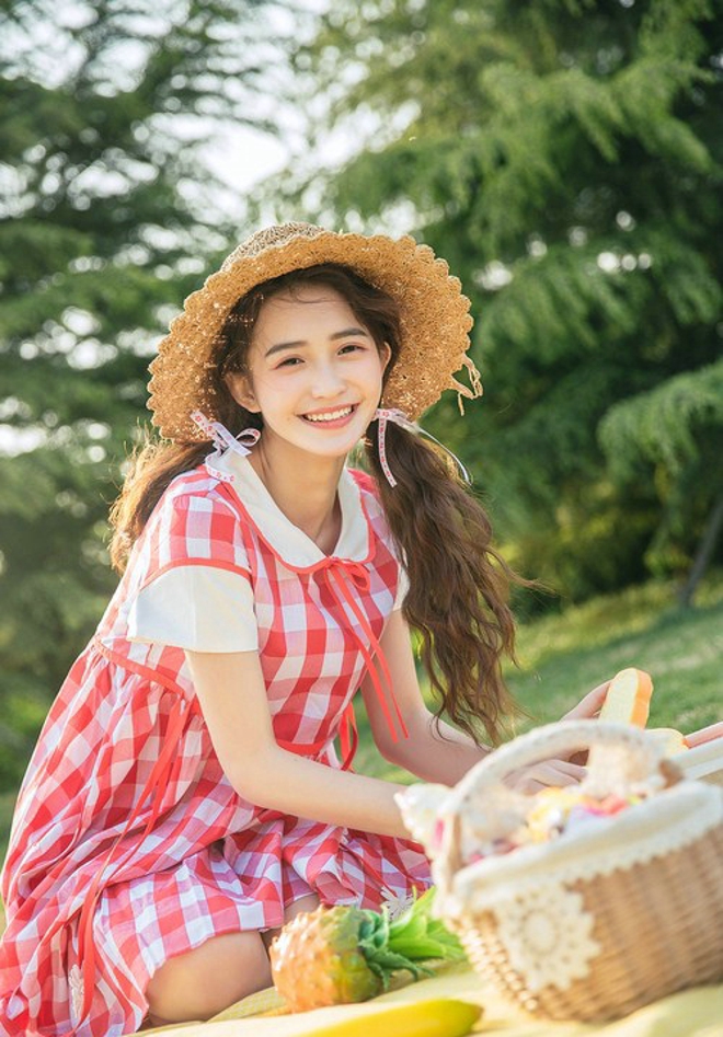 红白裙装美女也爱郊游唯美恬静写真集