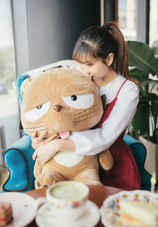 阳光甜品店吃点心美女写真