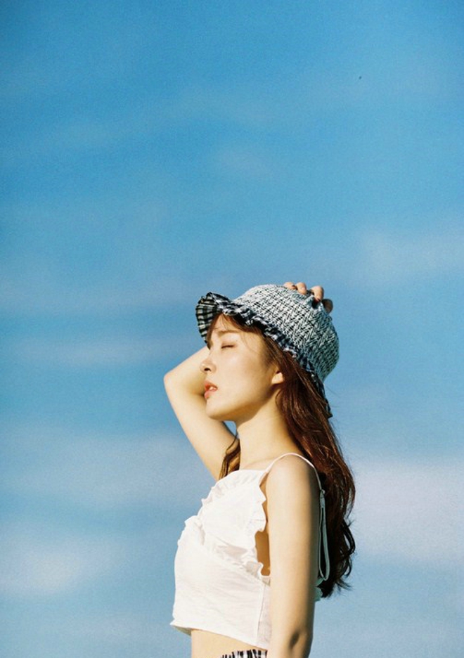 白嫩清纯美艳少妇碎花连身裙性感写真套图