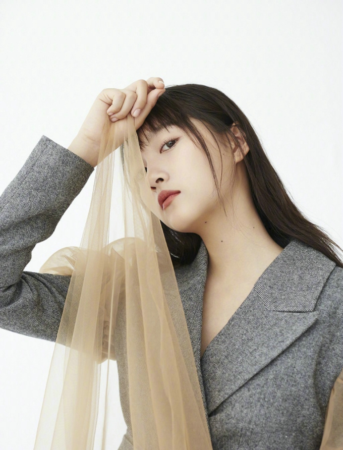 关晓彤不一样的写真大片上线