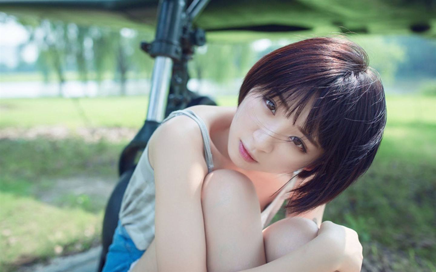 青春靓丽短发美女迷人照