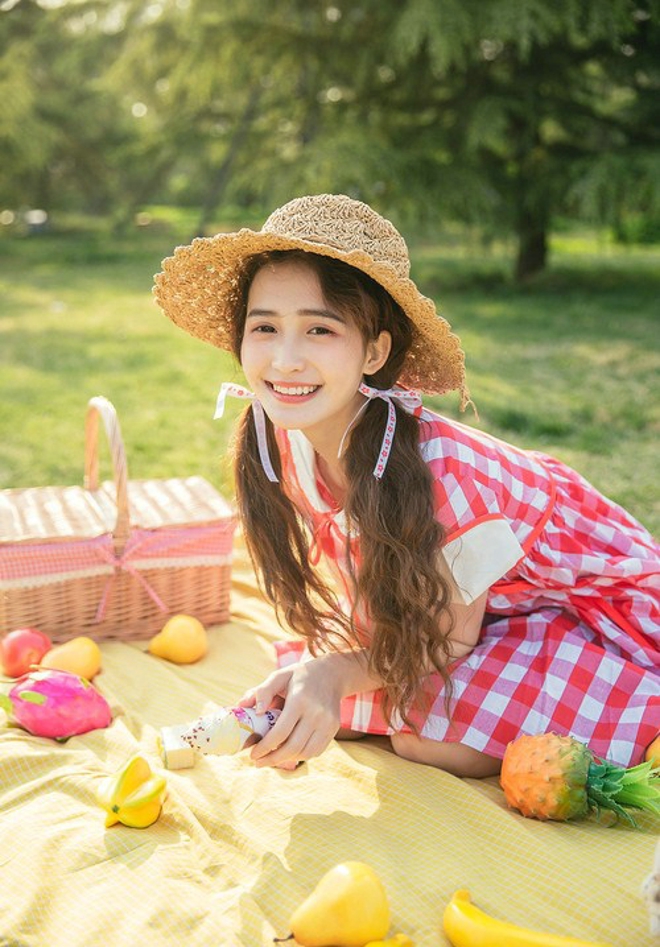 红白裙装美女也爱郊游唯美恬静写真集