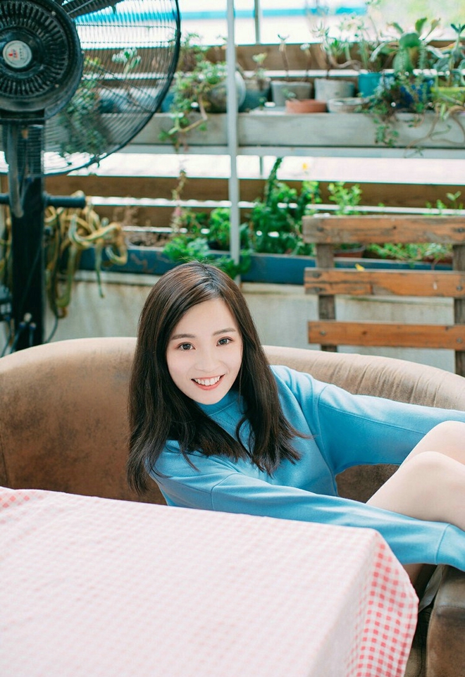 清纯阳光甜美美女悠闲自在生活写真图