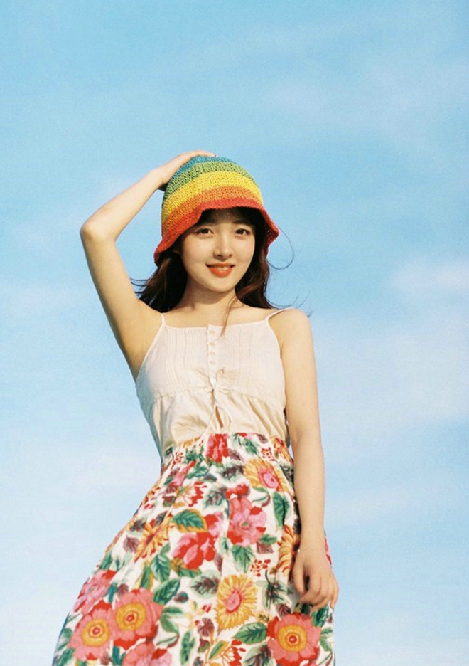 白嫩清纯美艳少妇碎花连身裙性感写真套图