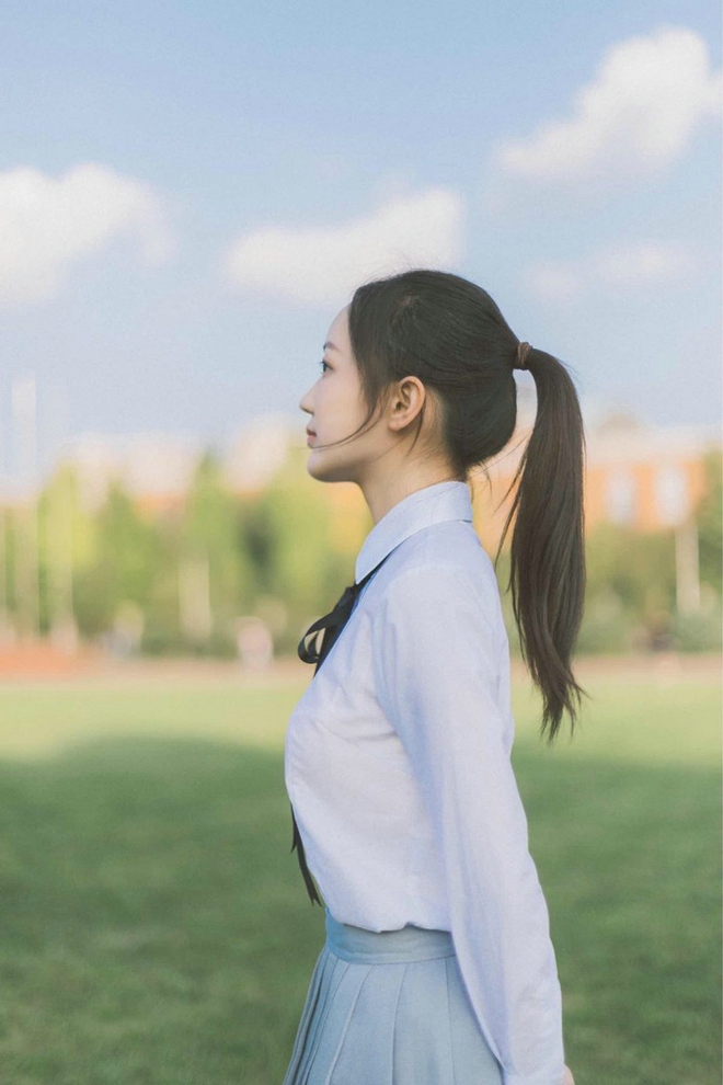 可爱小清新白衬衣短裙美女唯美校园写真