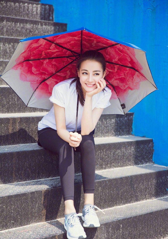 迪丽热巴大片曝光 酷美有型攻气十足