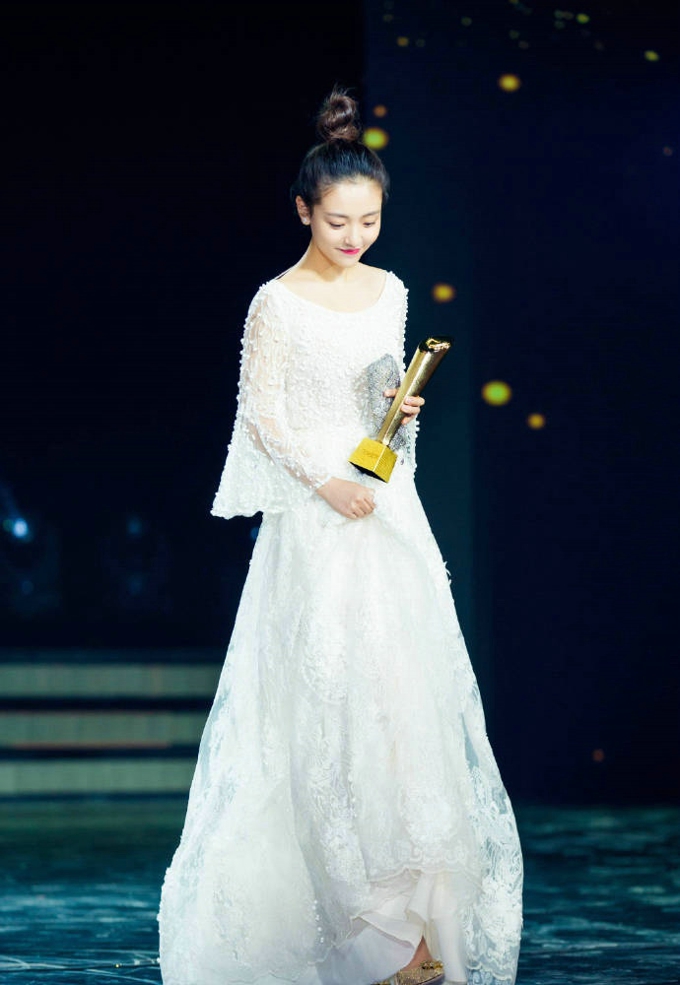 90后女星吴倩时尚简约大气写真图