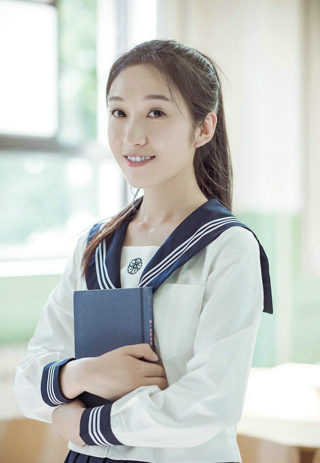 长发美女甜甜的微笑教室文艺写真