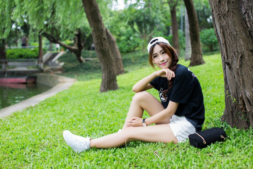 少女气息满满清纯稚嫩户外美女鬼马顽皮自拍照