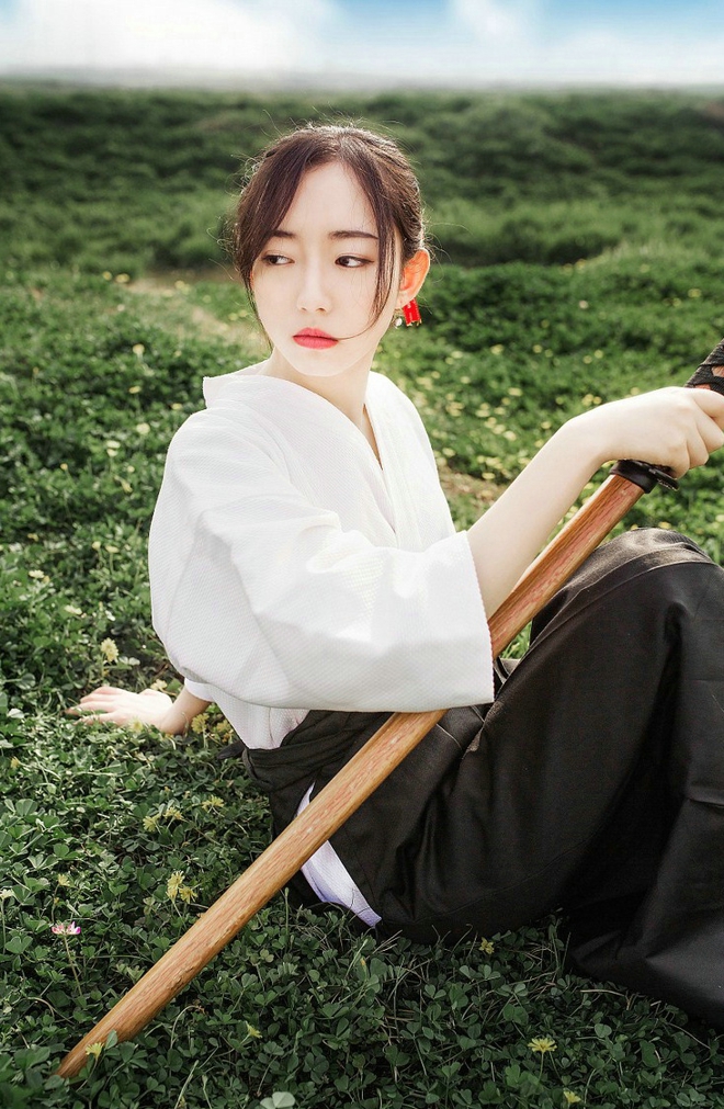 漂亮女剑客清新唯美户外写真
