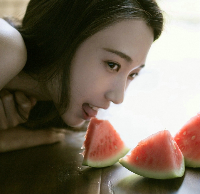 清纯素颜马尾辫美女清凉夏日户外吃西瓜田园街拍写真