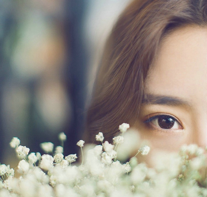 清冷气质花房姑娘俏皮写真