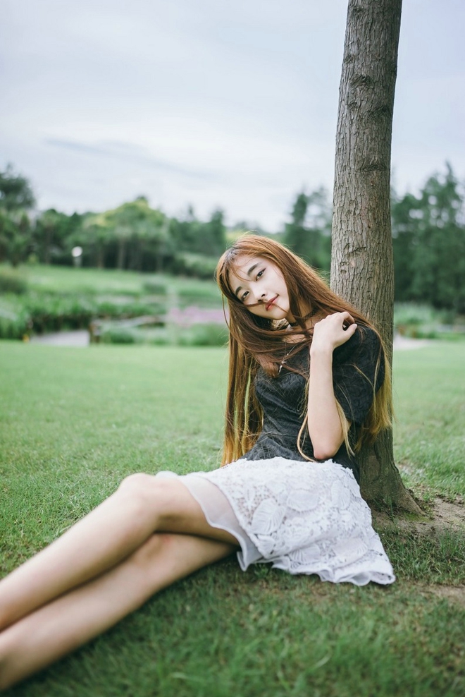 清纯靓丽时尚长发清新美女户外草地俏皮艺术照