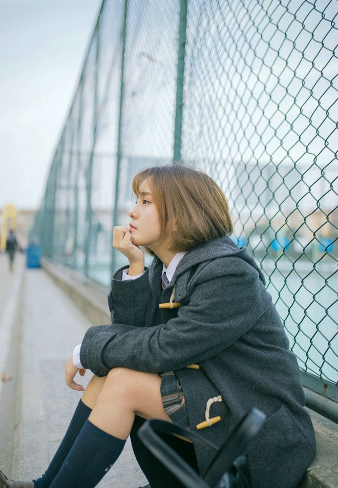 操场上的短发清纯校园美女