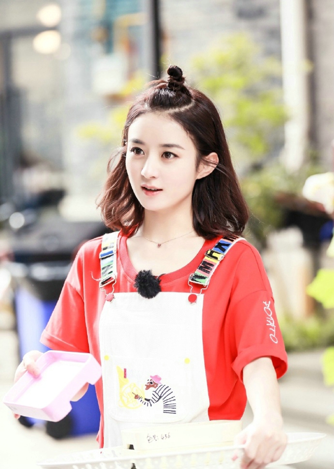 丸子头赵丽颖气质呆萌写真