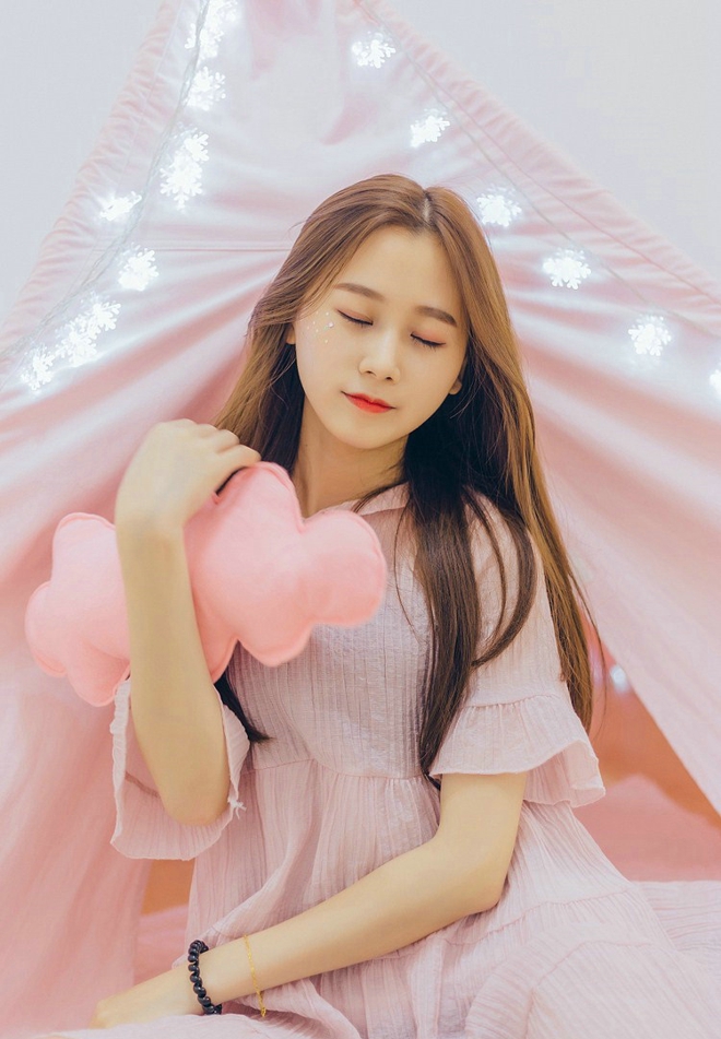 清新美女居家粉嫩阳光俏皮唯美写真