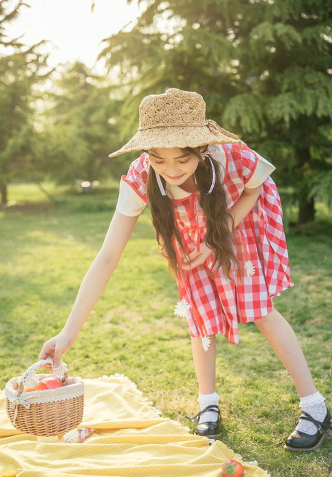 红白裙装美女也爱郊游唯美恬静写真集