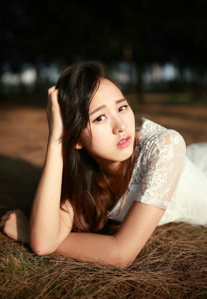 清纯娇嫩漂亮美眉户外写真