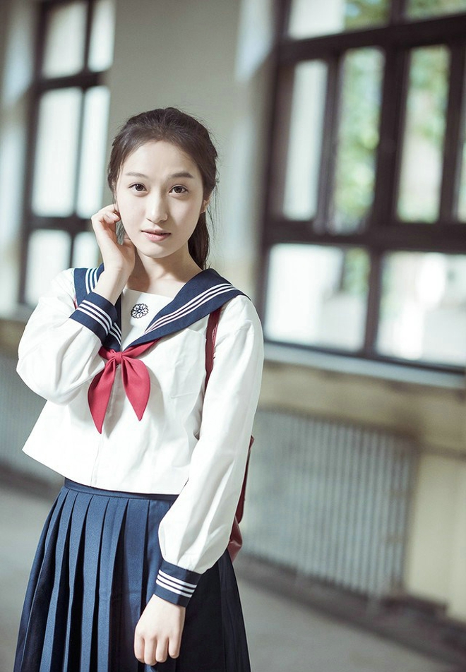 长发美女甜甜的微笑教室文艺写真