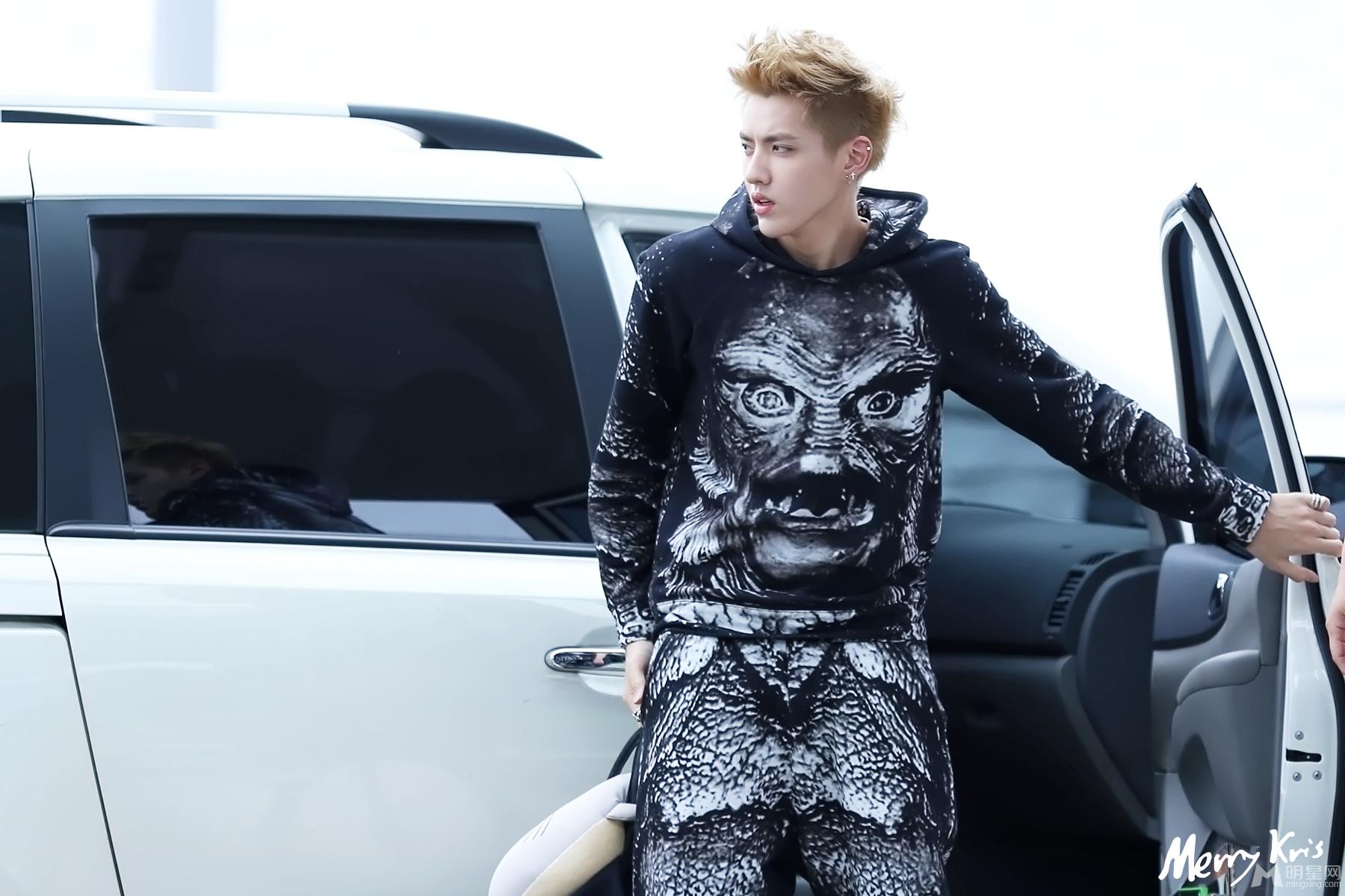 帅气吴亦凡机场照