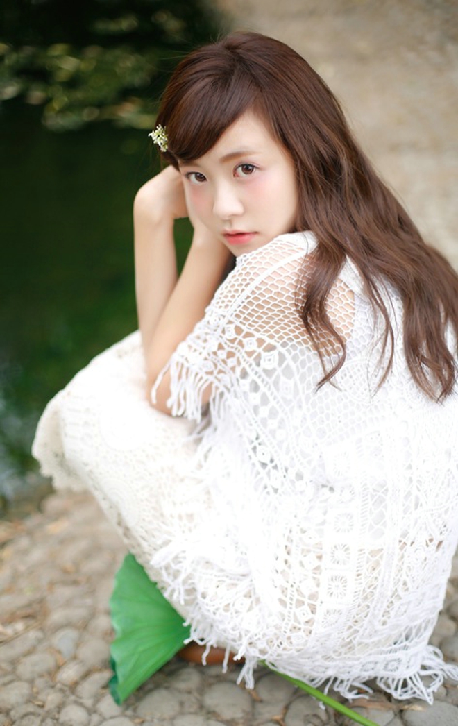 清纯可爱长发妹纸清甜可人正能量写真照