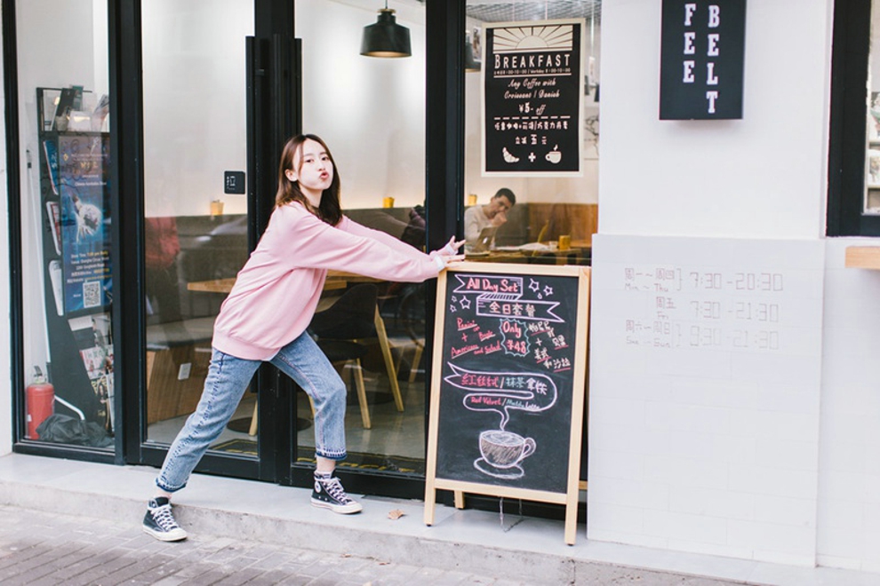 元气十足清新可爱妹纸街头阳光